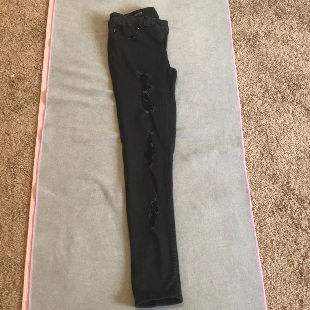 Virgo’s black skinny jeans